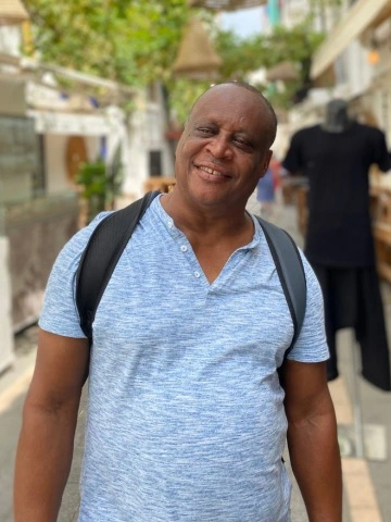 Aurelio, Ihr warmherziger Gastgeber und begnadeter Koch in der Casa Particular in Havanna, heißt Sie willkommen zu einem authentischen und genussvollen Aufenthalt. Mit seiner freundlichen Art und exquisiten kubanischen Gerichten macht er Ihren Besuch zu einem unvergesslichen Erlebnis.